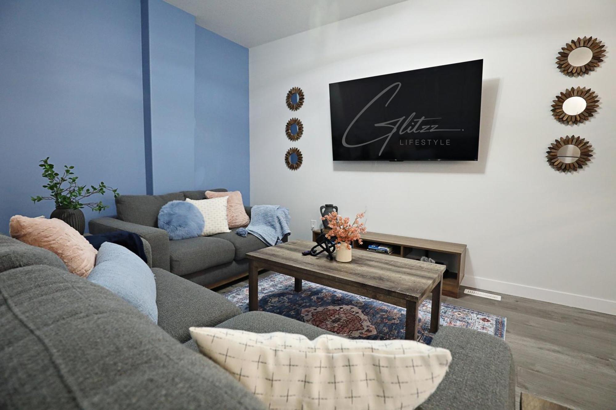 Beautiful Home With 4 King Beds,Airport,Disney+ Edmonton Exterior photo