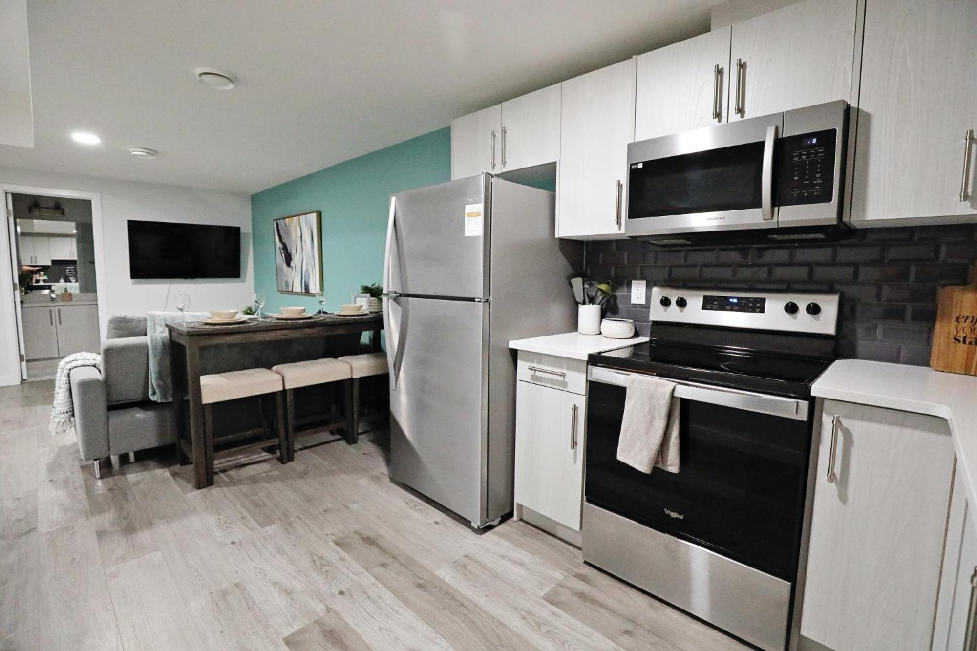 Beautiful Home With 4 King Beds,Airport,Disney+ Edmonton Exterior photo