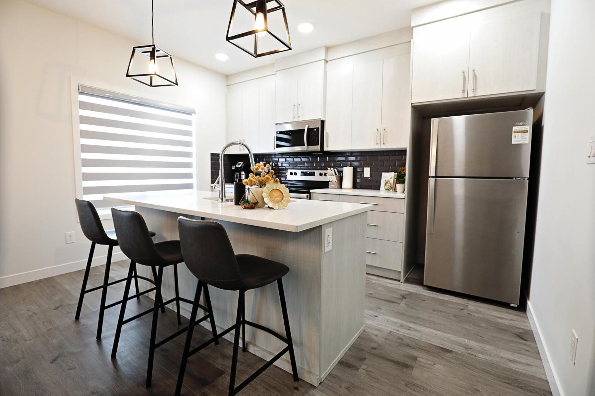 Beautiful Home With 4 King Beds,Airport,Disney+ Edmonton Exterior photo