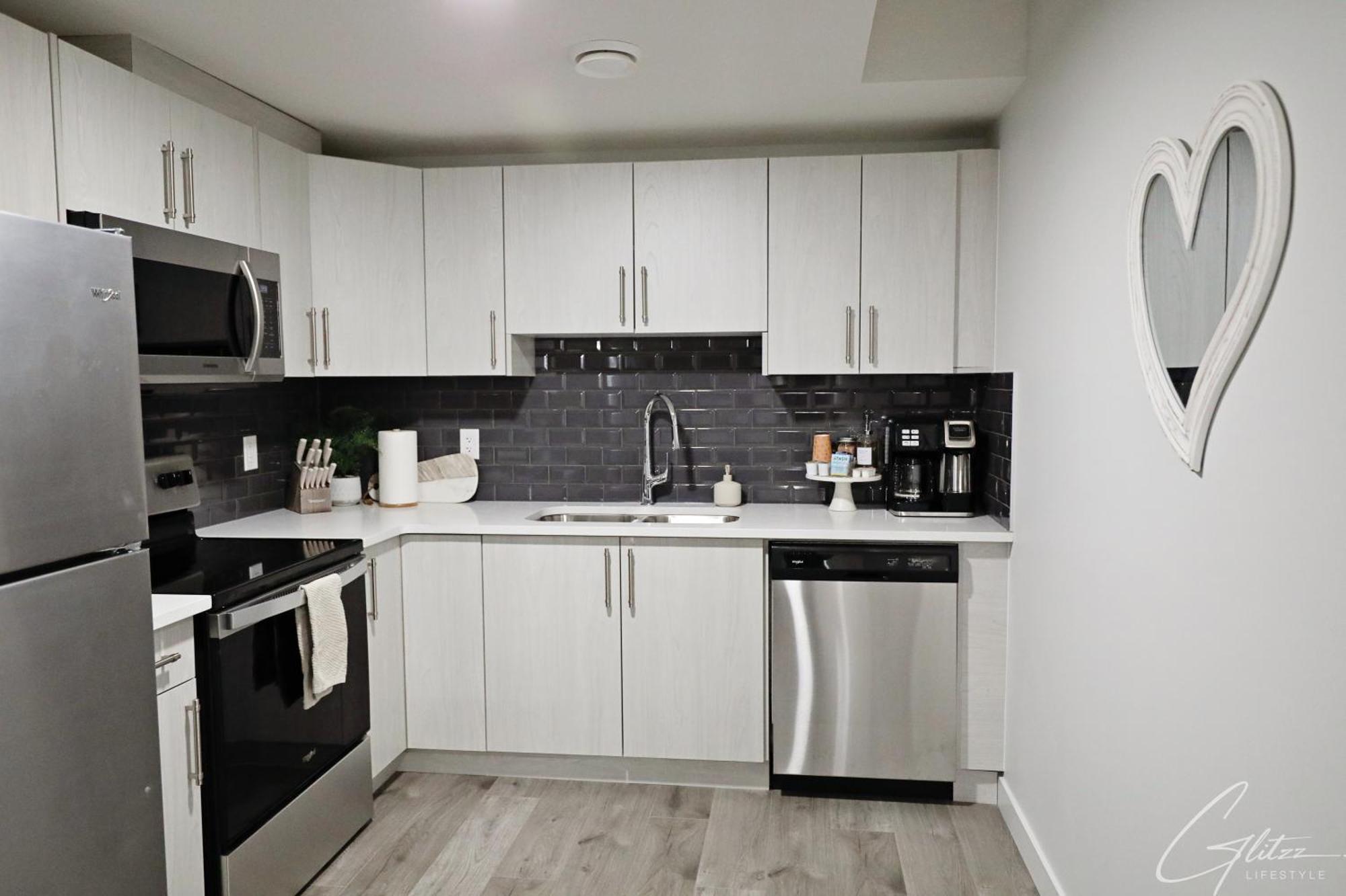 Beautiful Home With 4 King Beds,Airport,Disney+ Edmonton Exterior photo
