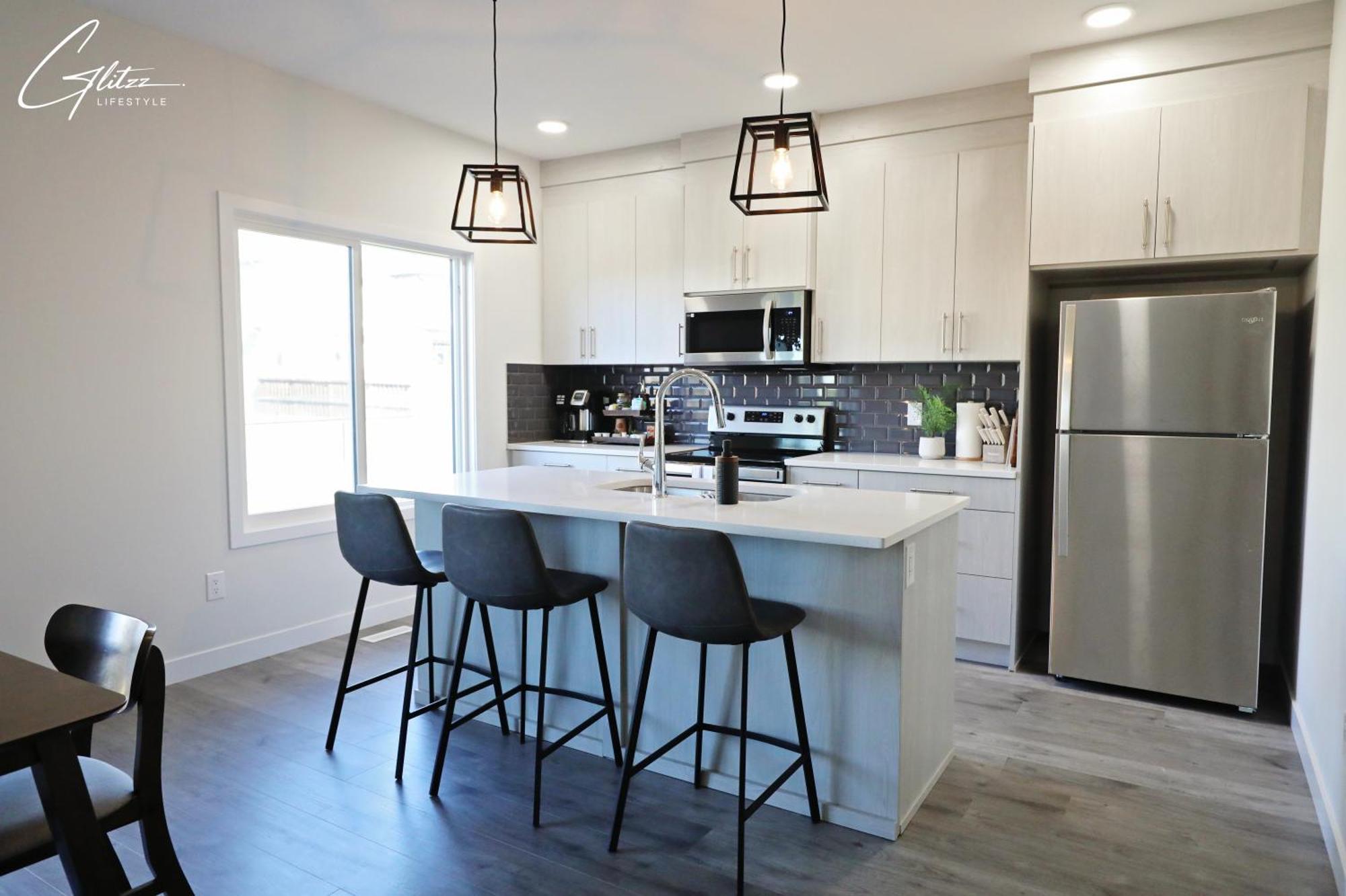 Beautiful Home With 4 King Beds,Airport,Disney+ Edmonton Exterior photo